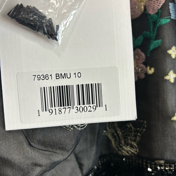 Mac Duggal 79361 NWT EMBROIDERED BISHOP SLEEVE V NECK FLOWY GOWN - Picture 10 of 10